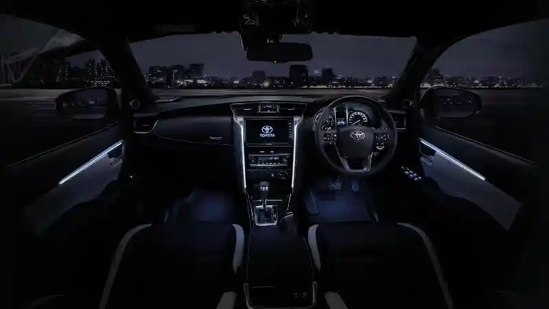 Foto - Lihat Lagi Fortuner Legender Berfitur Alphard (18 Foto)