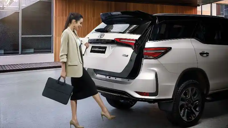 Foto - Lihat Lagi Fortuner Legender Berfitur Alphard (18 Foto)