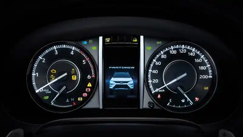 Foto - Lihat Lagi Fortuner Legender Berfitur Alphard (18 Foto)