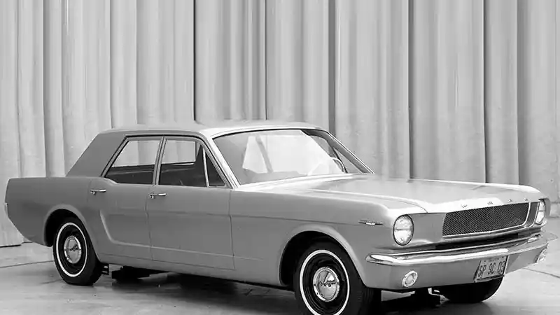 Foto - Ford Mustang Terbaru Hadir dengan Opsi Sedan 4 pintu. Mengapa Tidak?