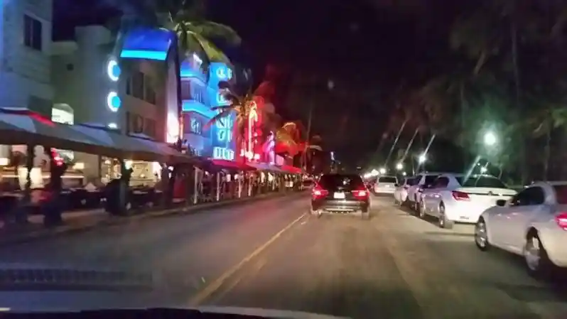 Foto - Mendengarkan Musik Terlalu Keras di Kota Ini, Bisa Ditilang