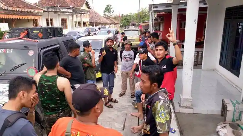 Foto - Forum Otomotif Lampung Berikan Bantuan Langsung Untuk Korban Bencana Tsunami