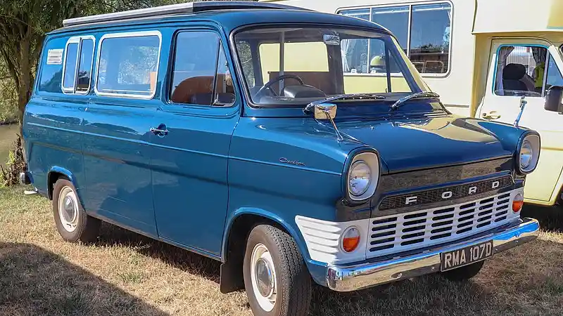 Foto - Ford Transit, Van Yang Digemari Oleh Bandit Dan Polisi