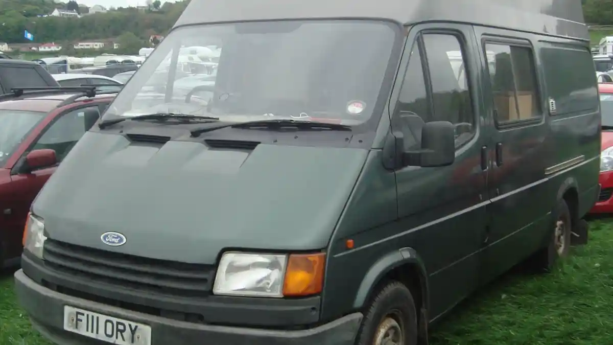 Foto - Ford Transit, Van Yang Digemari Oleh Bandit Dan Polisi