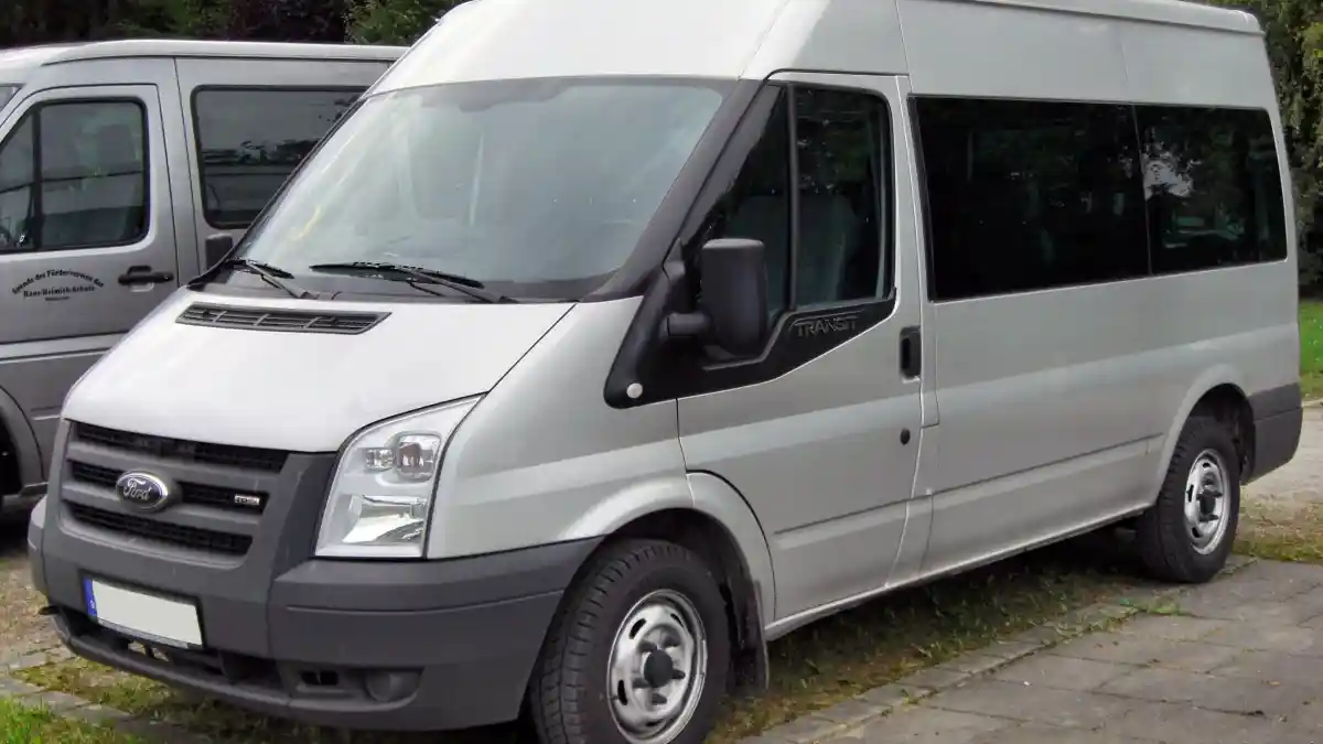 Foto - Ford Transit, Van Yang Digemari Oleh Bandit Dan Polisi