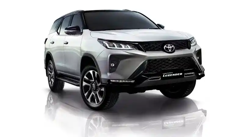 Foto - Facelift Hilux Jadi Pertanda Penyegaran Innova dan Fortuner?