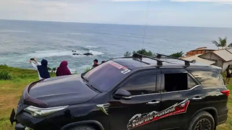 Foto - Cara Komunitas Pecinta Fortuner Menikmati Keindahan Pantai Selatan
