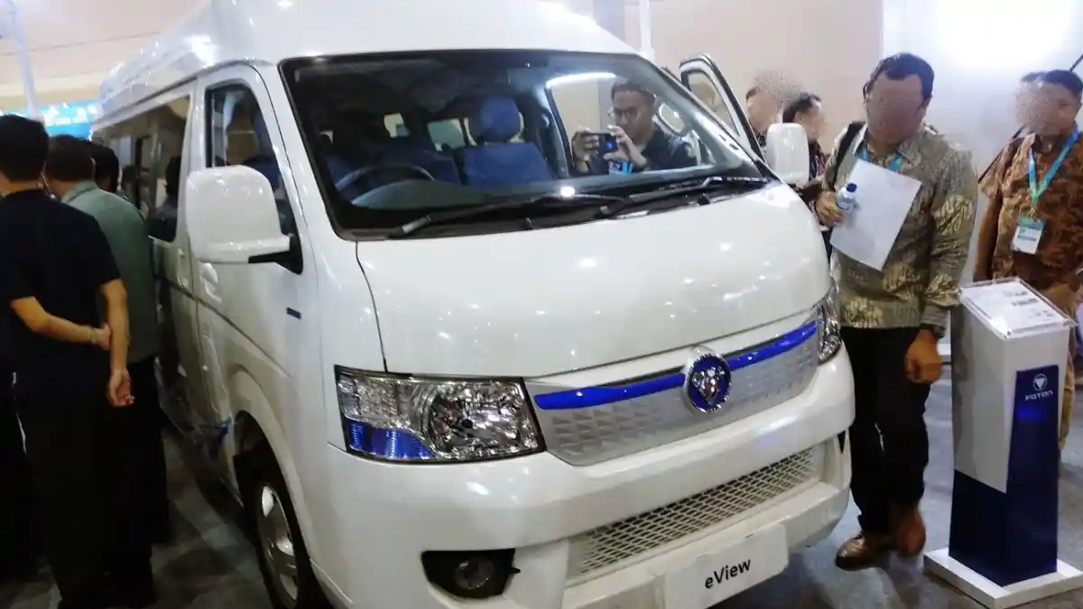 Foto - Pengguna Travel Jakarta-Bandung PP, Kini Bisa Mengikmati Armada Foton Listrik