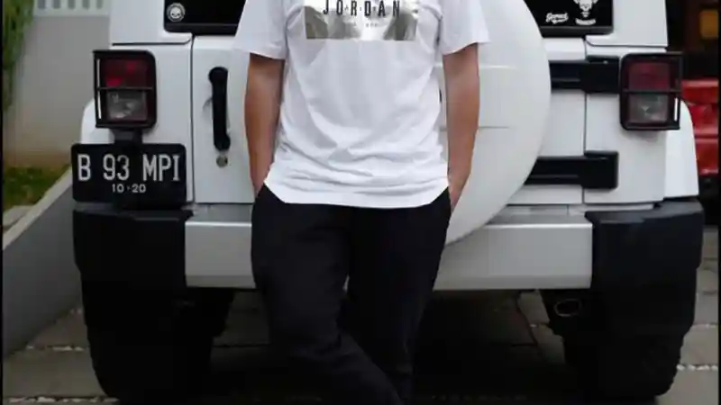 Foto - Melihat Koleksi Mobil Milik Pasangan Gading-Gisella