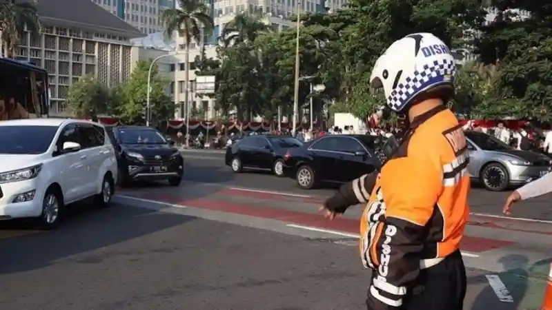 Tips - Terkait Kejadian Petugas Naik di Kap Mobil, Bolehkah Dishub Razia dan Tilang Kendaraan?