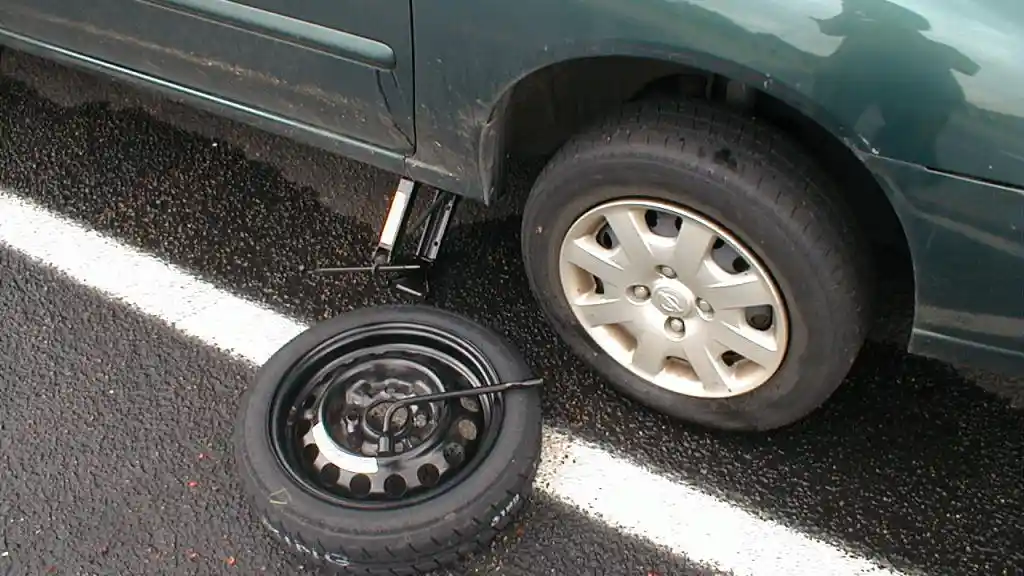 Tips - TIPS: Mengganti Ban Sendiri Secara Aman