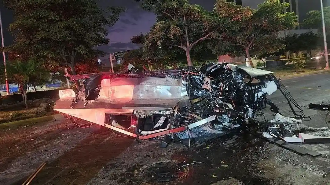 Foto - Tesla Cybertruck, Pikap Paling Aman Di Dunia?