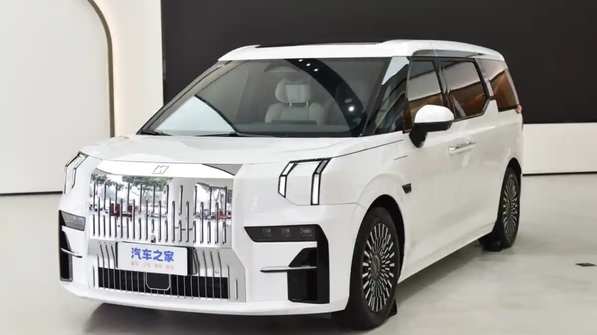 Foto - Volvo Rilis MPV Nyetrum Penantang Alphard