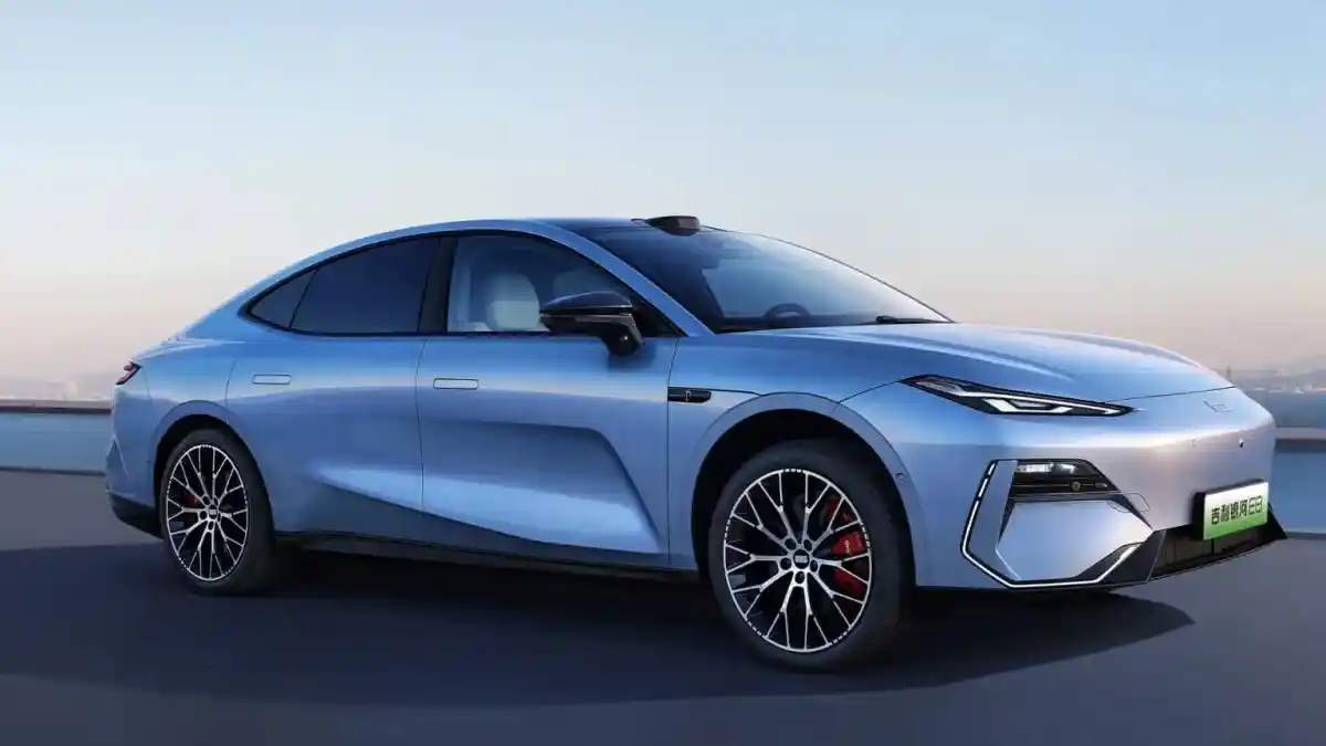 Foto - Geely Galaxy E8, Lawan BYD Seal Yang Sudah Dilengkapi Dengan Fitur G-Pilot