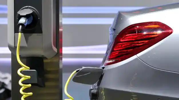 Berita - Mercedes-Benz Siapkan SUV Listrik Pesaing Tesla Model X