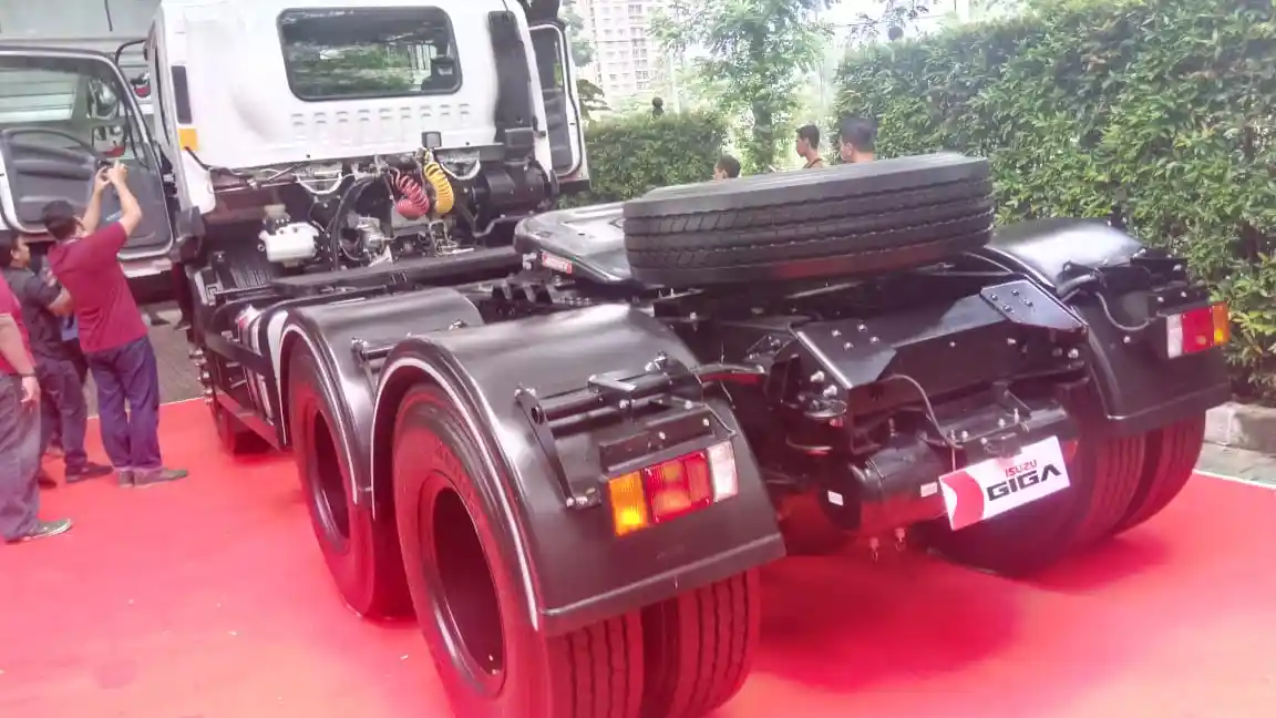 Foto - Tractor Head Giga GXZ 60 K ABS Solusi ODOL Terbaru dari Isuzu.