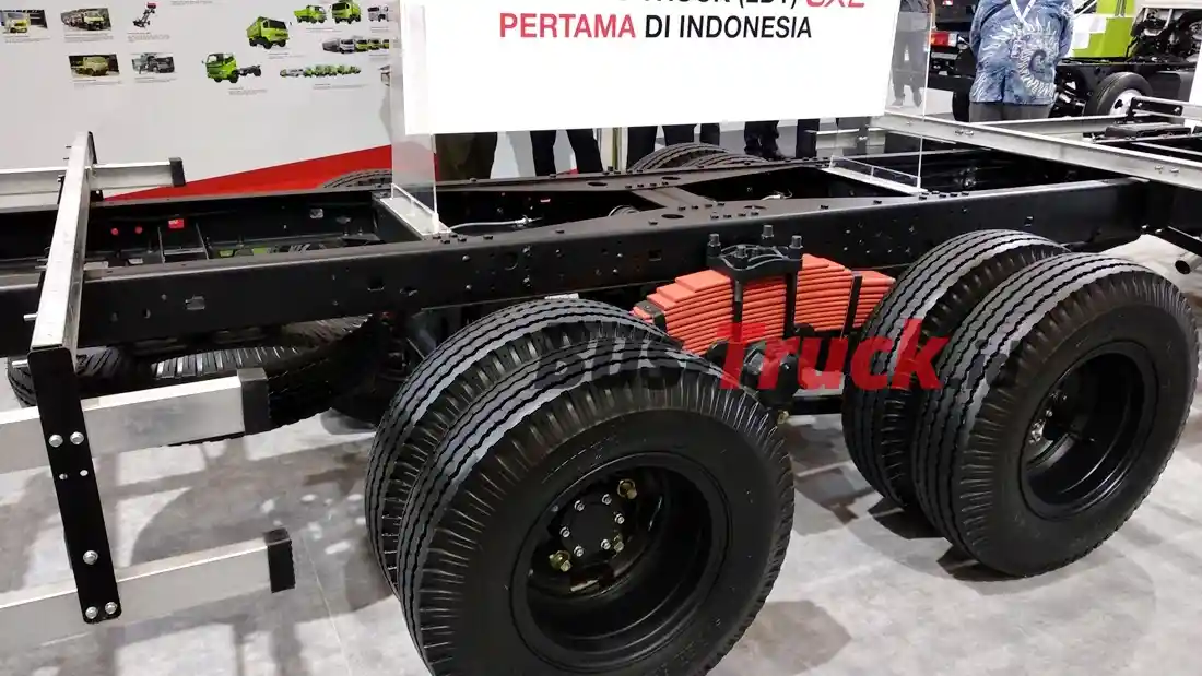 Foto - GIIAS 2024: Hino Rilis Resmi Truk Tronton 6x2 Medium, Pertama Di Indonesia