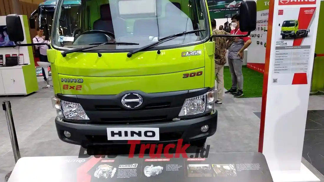 Foto - GIIAS 2024: Hino Rilis Resmi Truk Tronton 6x2 Medium, Pertama Di Indonesia