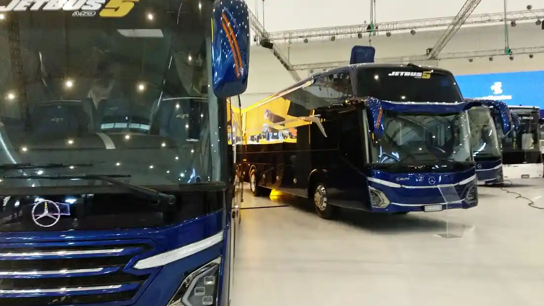 Foto - Mercedes-Benz Terus Perkuat Eksistensi Di Pasar Komersial Indonesia