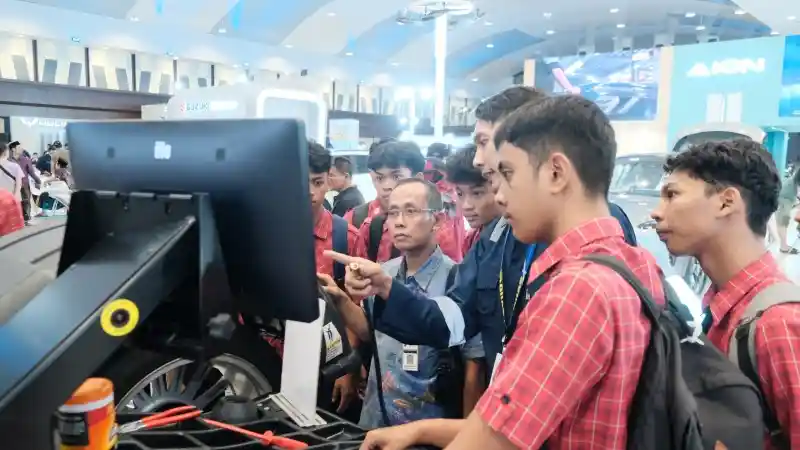 Foto - GIIAS Semarang 2024 Jadi Ajang Edukasi Generasi Muda dan Guyup Komunitas Otomotif