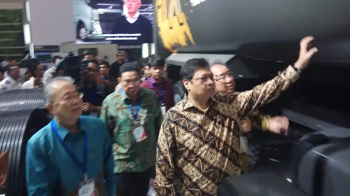Foto - GIICOMVEC Resmi Dibuka Menteri Perindustrian, Ajang Pamer Teknologi Bus dan Truk