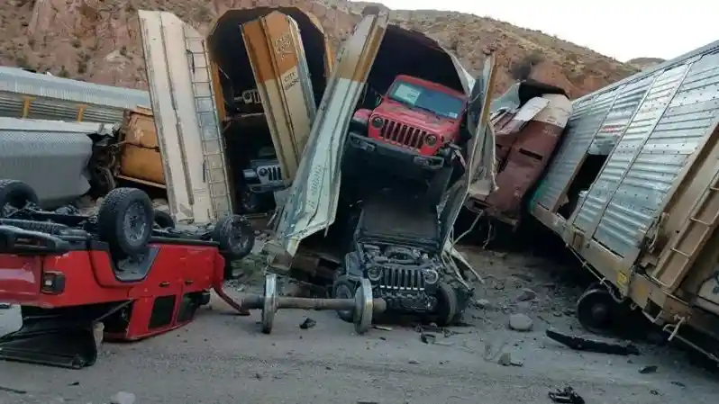 Berita - Puluhan Jeep Gladiator Hancur Dalam Proses Pengiriman