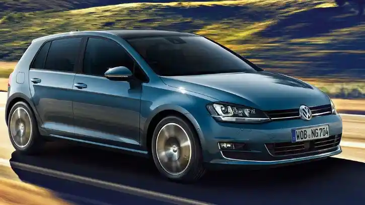 Foto - Komparasi Spek All New Mazda 3 VS Volkswagen Golf MkVII