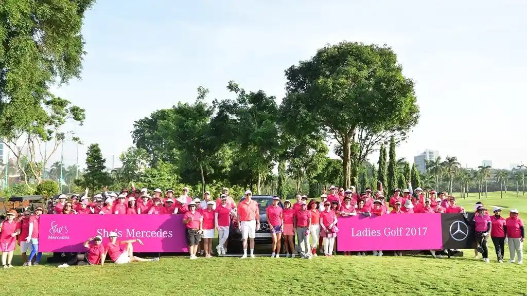 Foto - Wow, Farah Quinn Ikut Serta Turnamen Golf Mercedes-Benz