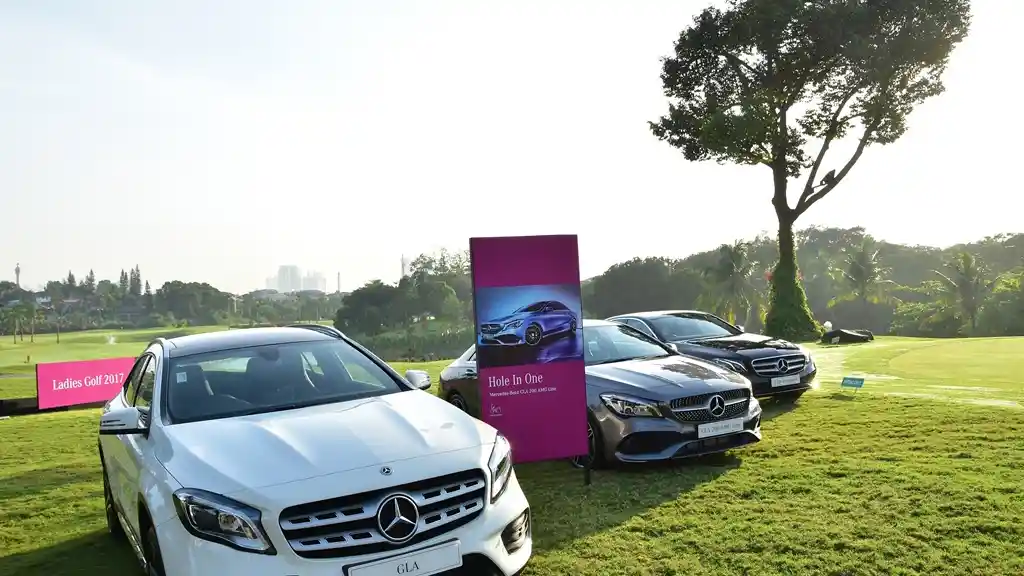 Foto - Wow, Farah Quinn Ikut Serta Turnamen Golf Mercedes-Benz