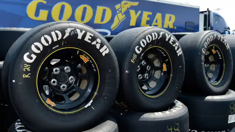 Foto - Unik! Pegawai Ban Goodyear Menandatangani Telapak Ban Balap NASCAR