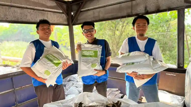 Foto - Goodyear Olah Sampah Daun Jadi Kompos Organik Demi Bumi Lebih Hijau