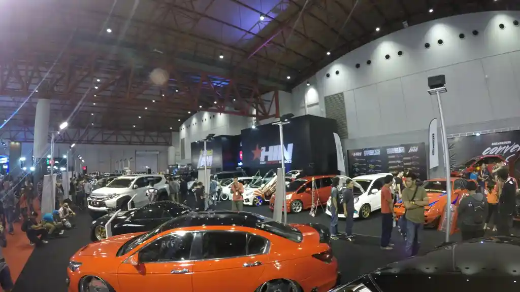 Foto - Indonesia Auto Modified MBtech Bergulir Di Jakarta, Bagi-bagi Merchandise Untuk Pengunjung