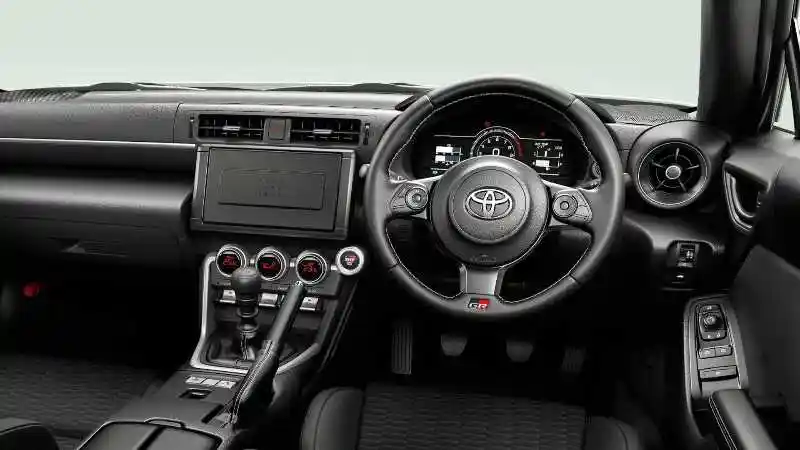 Foto - Toyota GR86 Terlugu, Pelek Kaleng Dan Tidak Ada Audio
