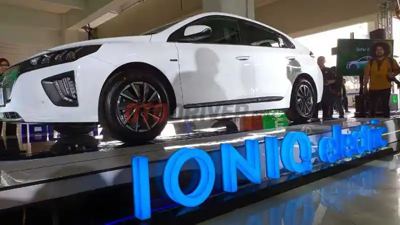 Foto - Layanan Taksi Listrik Grab Resmi Beroperasi 