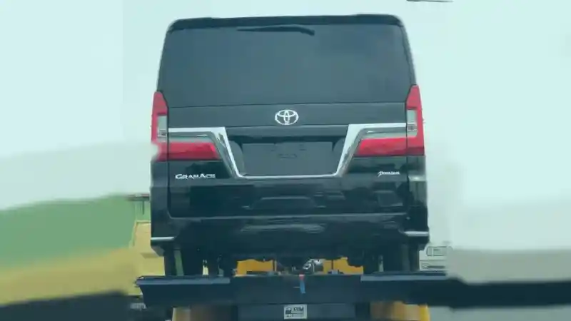 Foto - Hiace Versi 'Perlente' Tertangkap Kamera Di Jalanan Indonesia