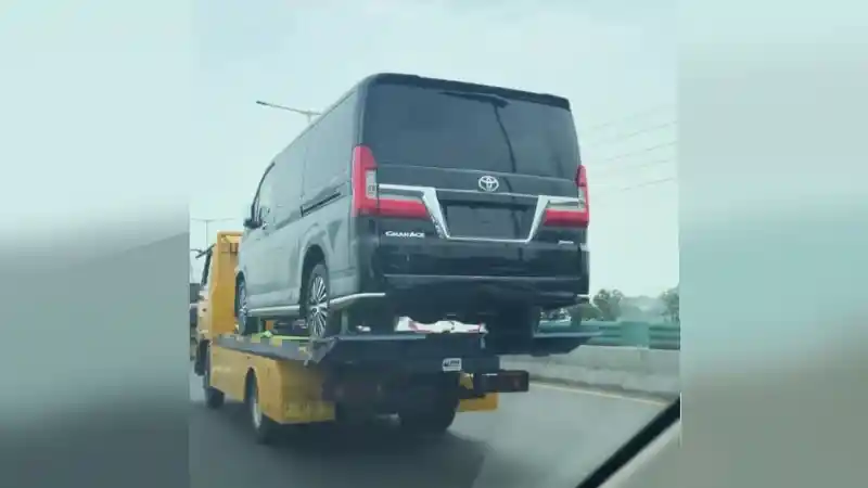 Berita - Hiace Versi 'Perlente' Tertangkap Kamera Di Jalanan Indonesia