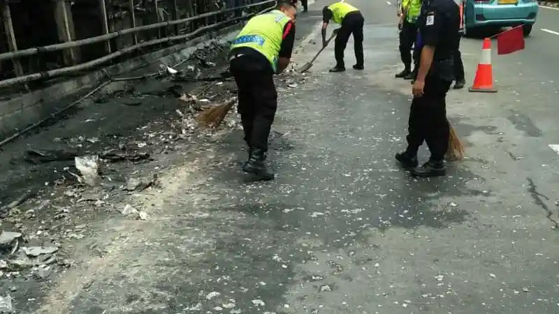Foto - Kebakaran Gerbang Tol Pejompongan Selesai Ditangani