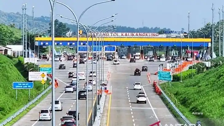 Foto - Hingga Hari Ini 1 Juta Pemudik Mobil Belum Kembali, One Way Dan Contraflow Dilanjutkan