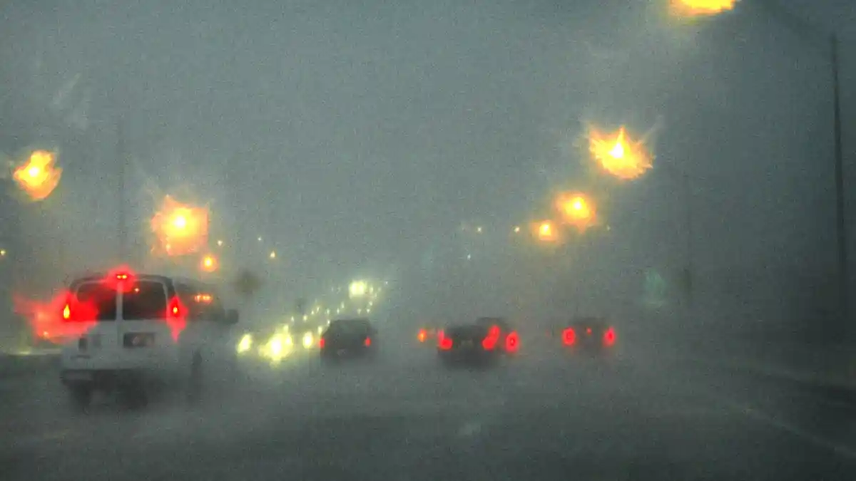 Foto - Lampu Hazard Tak Boleh Sembarang Dinyalakan. Ini Sebab Dan Alasannya