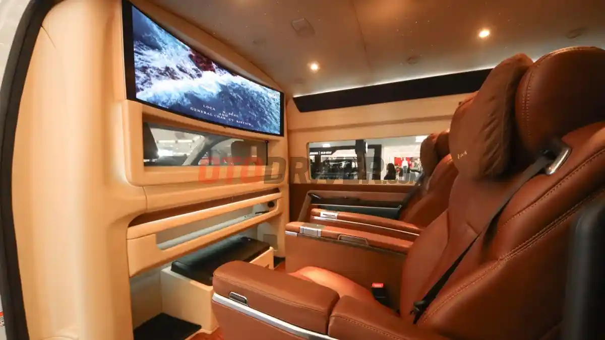 Foto - Lombardi Tawarkan Upgrade Interior Kelas Sultan Untuk Toyota HiAce