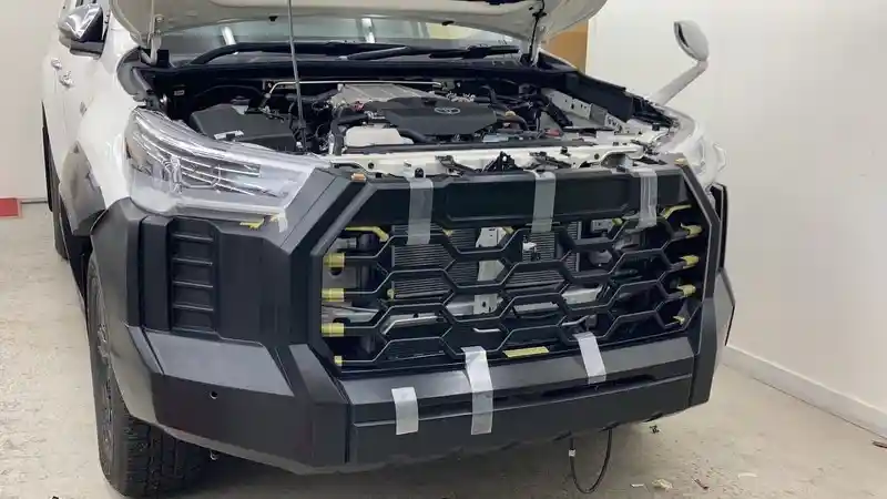 Foto - Pingin Punya Toyota Hilux dengan Tampilan Toyota Tundra? Mungkin Ini Solusinya