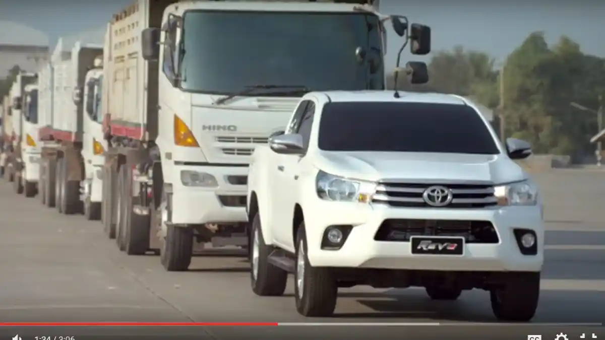 Berita - Video: Performa Toyota Hilux Mampu Menarik Bobot Setara 18 Gajah Afrika!