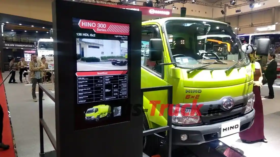 Foto - GIIAS 2024: Hino Rilis Resmi Truk Tronton 6x2 Medium, Pertama Di Indonesia