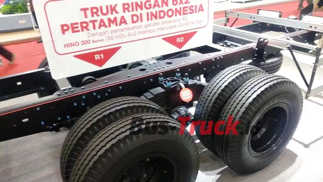 Foto - GIIAS 2024: Hino Rilis Resmi Truk Tronton 6x2 Medium, Pertama Di Indonesia