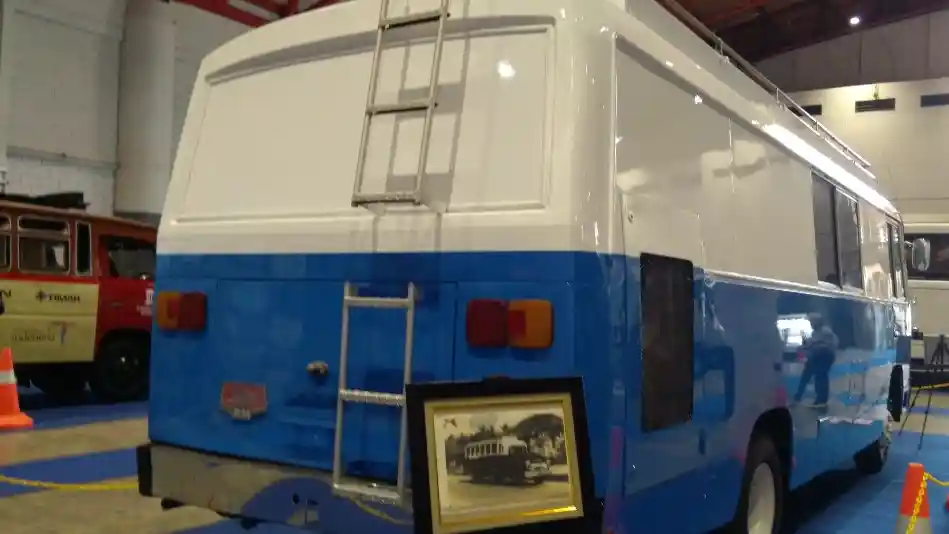 Foto - Mengenal Bus Hino Rainbow AM 100, Karavan Andalan Menteri Penerangan