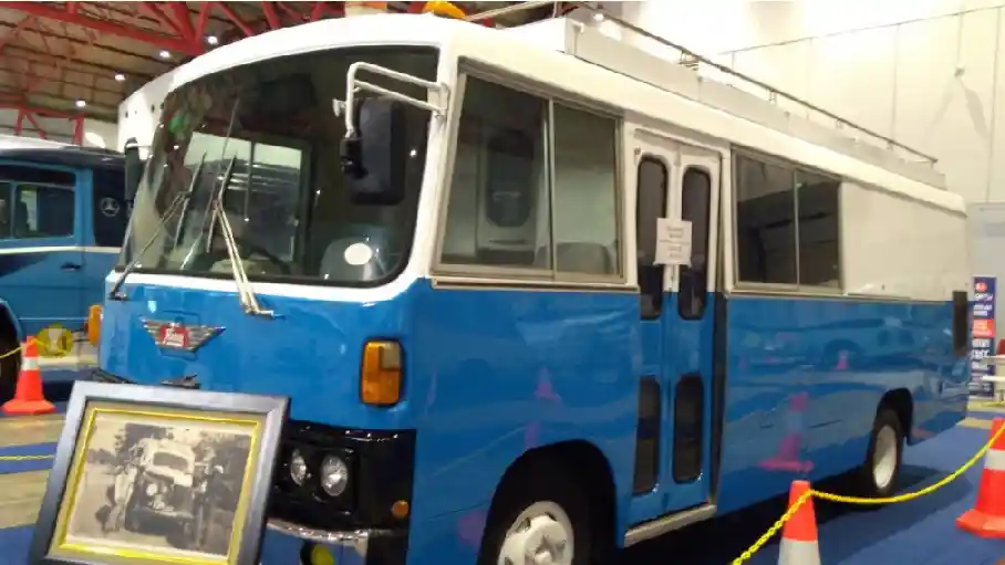 Foto - Mengenal Bus Hino Rainbow AM 100, Karavan Andalan Menteri Penerangan