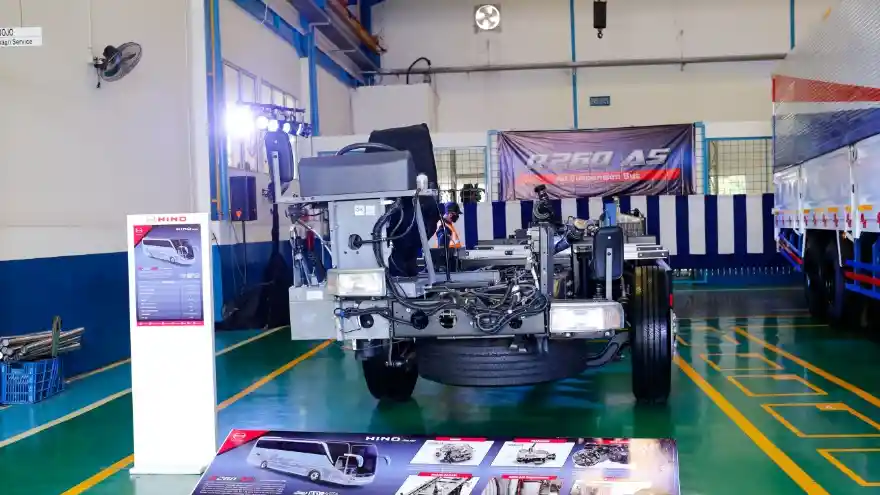 Foto - Hino R 260 Kini Punya Versi Suspensi Udara Canggih, Ini Detailnya