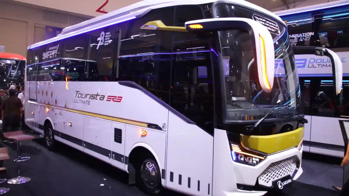 Foto - Hino Gas Pol Rangkul Perusahaan Otobus Di GIIAS 2023