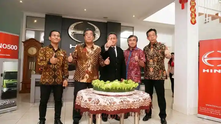 Foto - Hino : Resmikan Dealer Dengan Fasilitas 3S di Ciputat