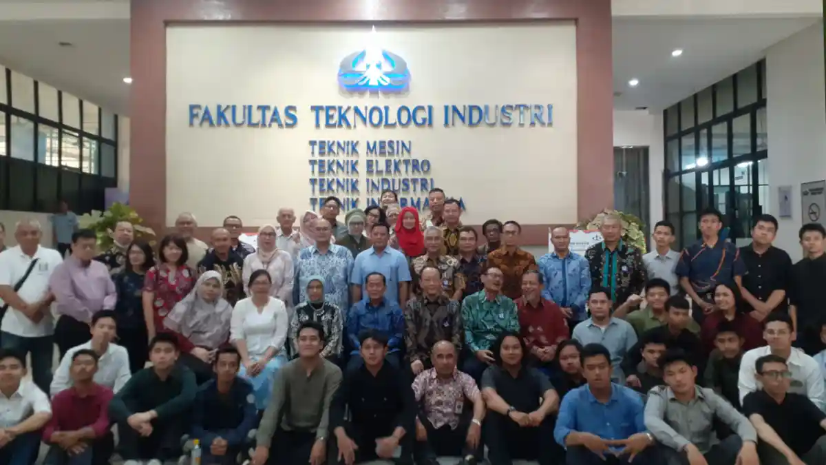 Foto - Hino Hibahkan Simulator Differential Carrier Hingga Komponen Utama Engine (5C) ke Universitas Trisakti